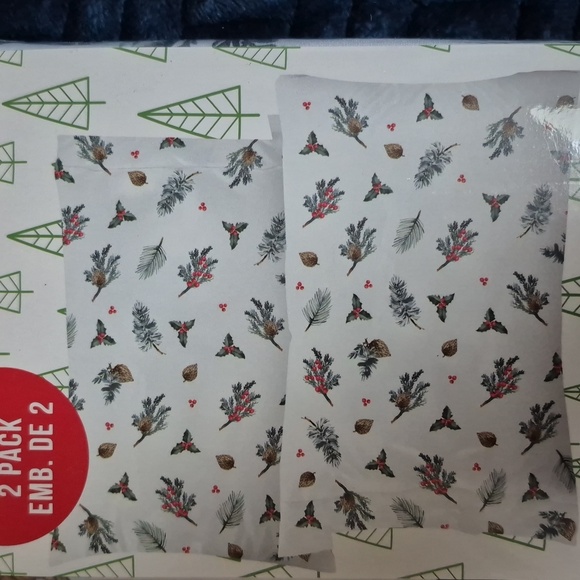 Winter Foliage Set Of 2 Queen Pillowcases! New in Package! - Picture 2 of 9